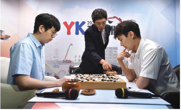 국내랭킹 4위 강동윤 九단이 2위 박정환 九단에게 승리하며 YK건기배 초대 챔피언에 올랐다. 가운데는 바둑TV 해설위원인 백홍석 九단.